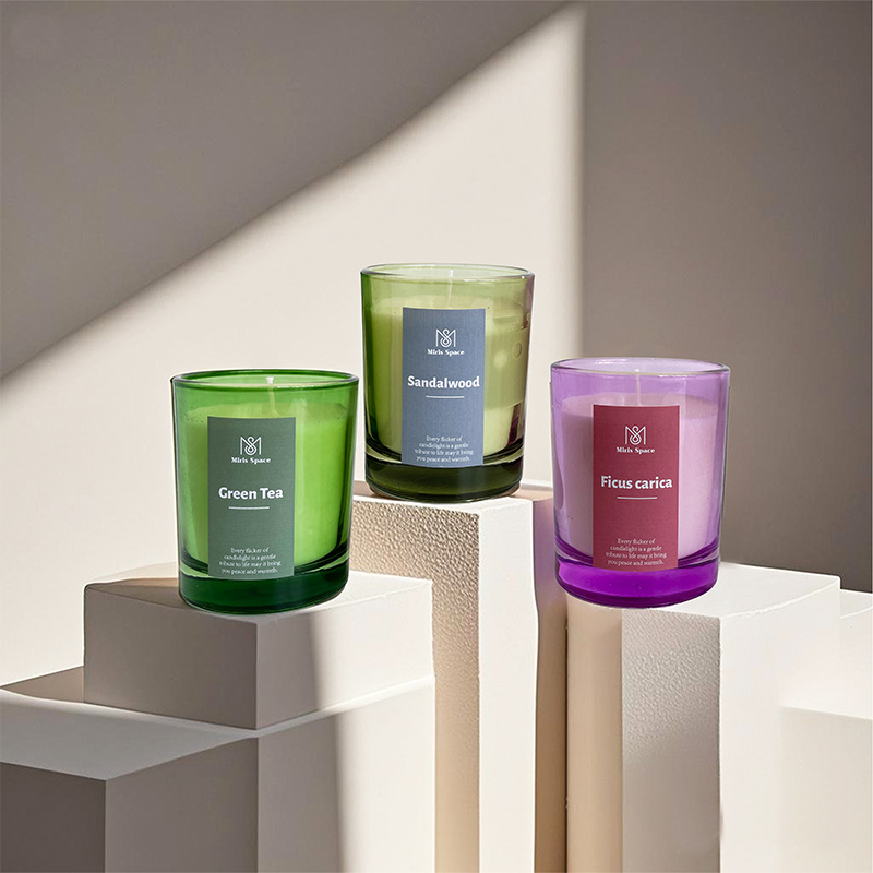 Bunte natürliche Duftkerze aus Glas mit einfachem Etikett – individuelles Logo verfügbar