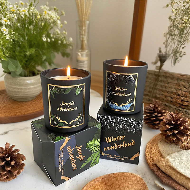 Schwarze Duftkerze aus strukturiertem Glas mit goldgeprägtem Etikett, Holzdocht – individuelles Logo