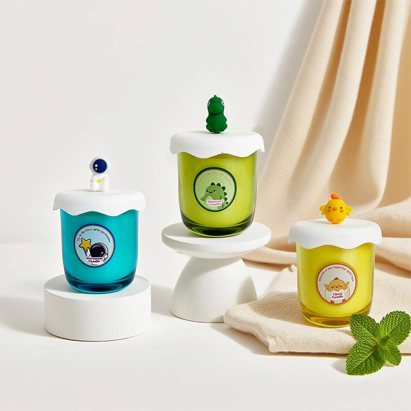 Handgefertigte Duftkerze mit Sojawachs und kindlichem Silikondeckel – individuelles Logo erhältlich