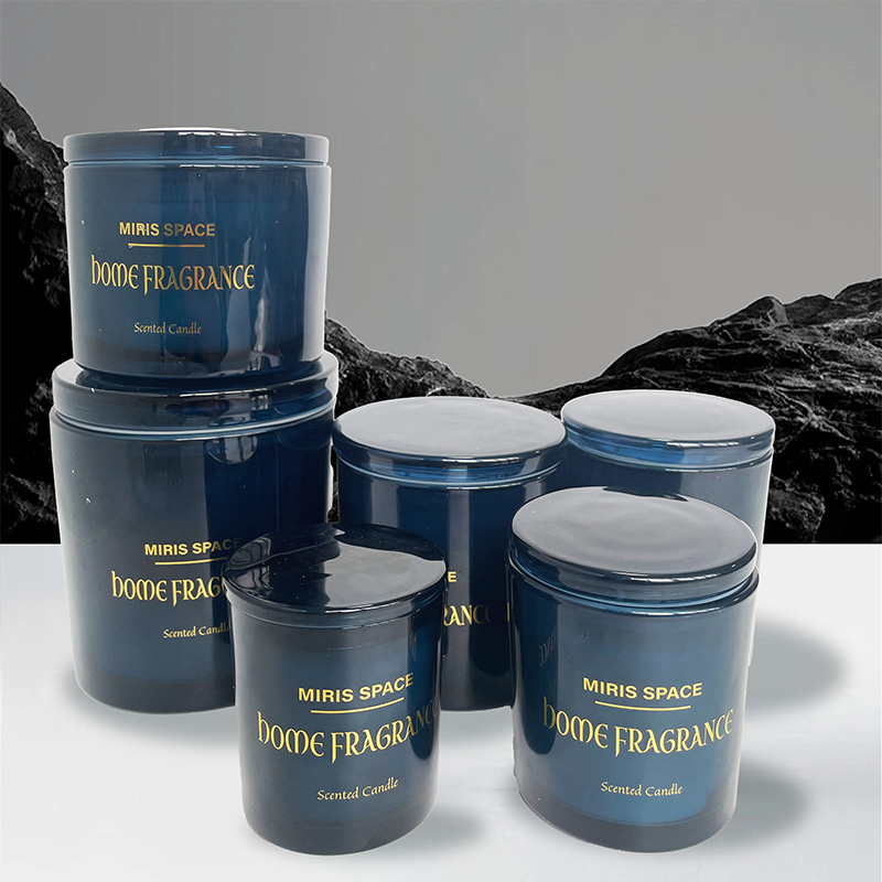 Einfache Premium-Duftkerze im dunklen Glas in mehreren Größen, Sojawachs