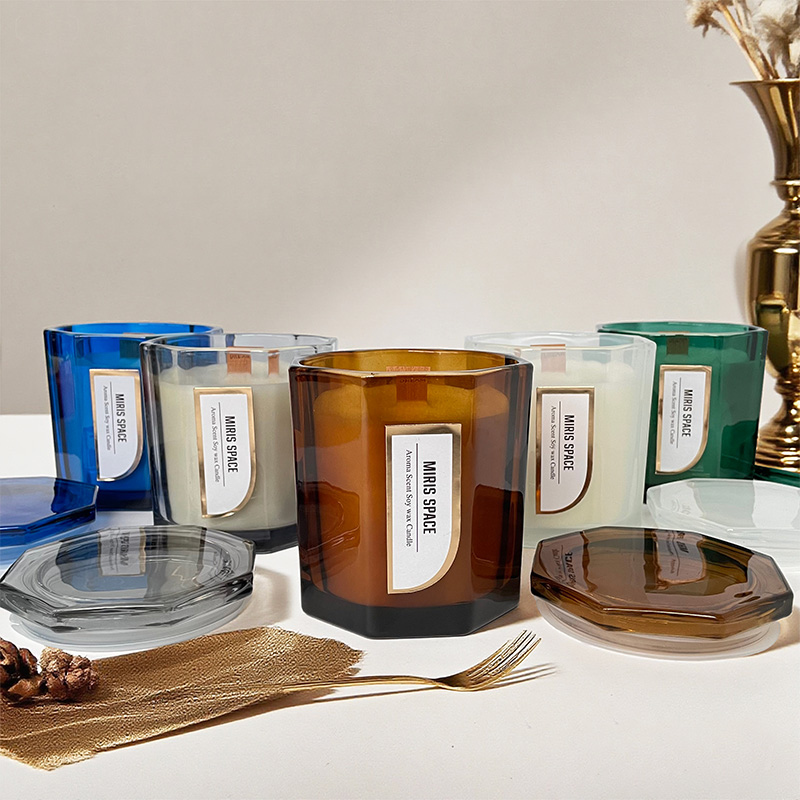 Achteckige, einfache Duftkerze mit Goldfolienetikett und natürlichem Sojawachs