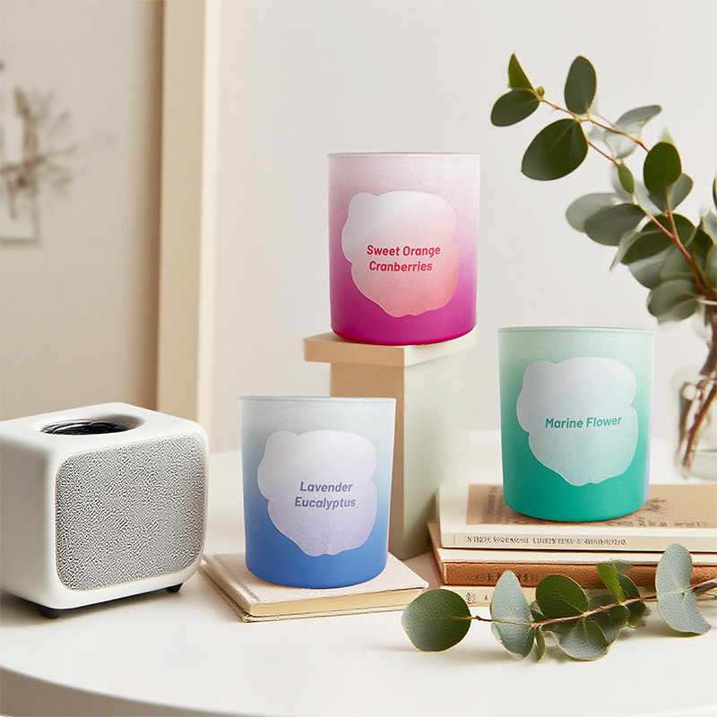 Bunte Duftkerze mit Farbverlauf und floraler Nische, lang anhaltender Duft, natürliches Sojawachs