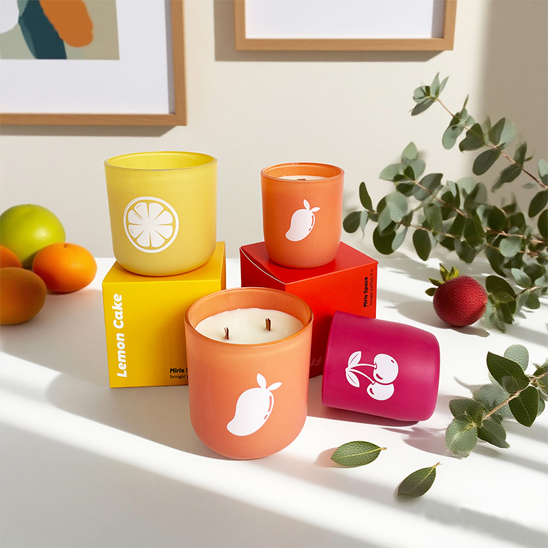 Bunte Duftkerze mit tropischem Frucht-Sojawachs und Holzdocht